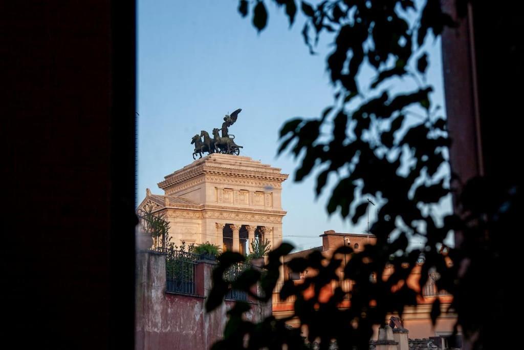 Peaceful In Piazza Venezia's Alleys * Rom
