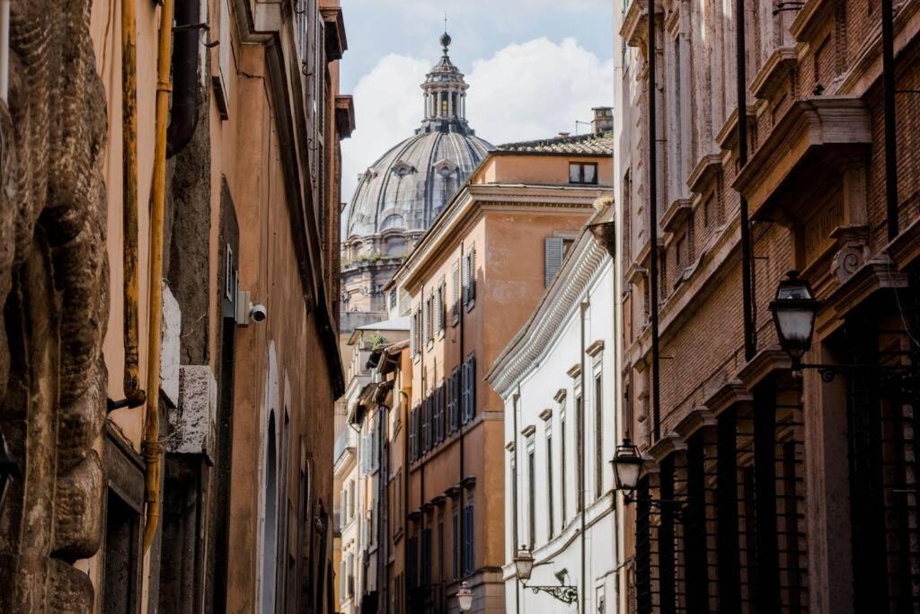 Peaceful In Piazza Venezia's Alleys Rom